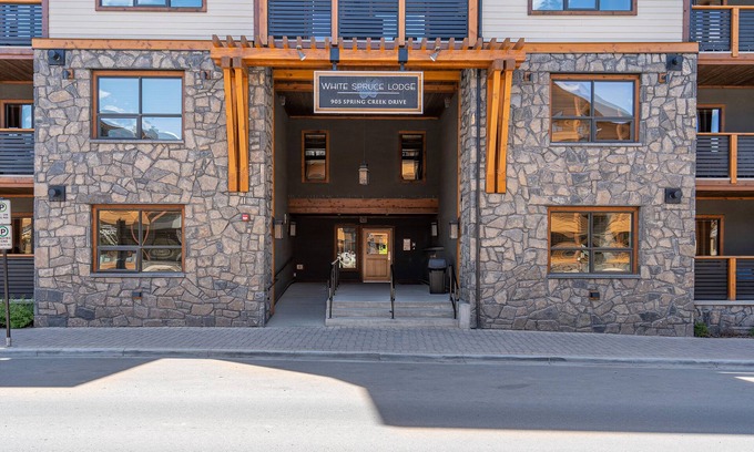 Canmore Condo | Panorama Rocky Views! Luxurious 2Brs/1Den/2Ba, w/Hot Tub, the Heart of Downtown