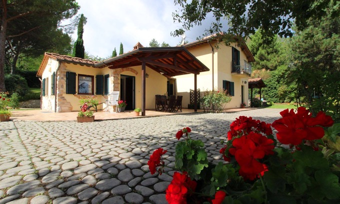 Ponte Buriano Villa | Panoramic country house with swimming pool, Jacuzzi, 8 km from Arezzo. A good starting point to visi