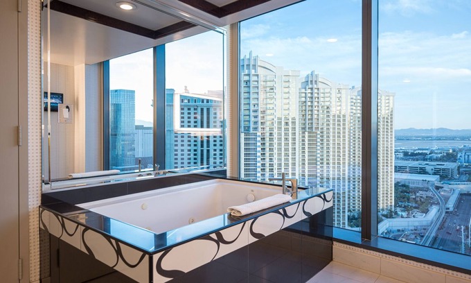 Las Vegas Resort | Panoramic Jacuzzi Suite - Center Strip - Projection Screen TV - Sleeps 14