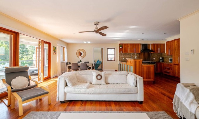 Kew House | Panoramic Tree view Melbourne city with Mini Golf