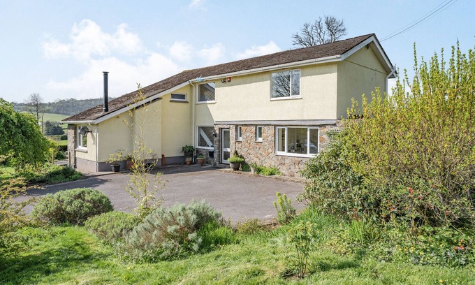 Llandefeilog Cottage | PANT Y CWTSH in Kidwelly