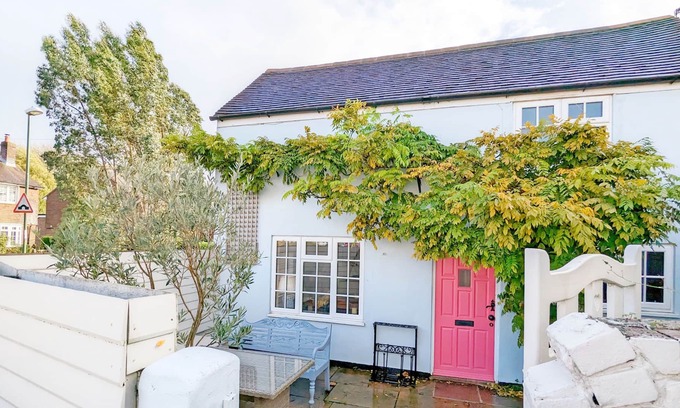 Westbourne Cottage | Paradise Cottage - a cottage that sleeps 6 guests in 3 bedrooms