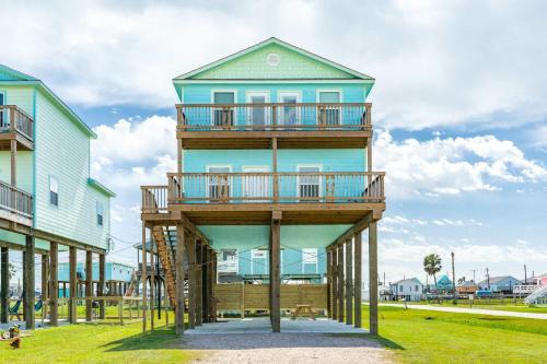 Surfside Beach House | Paradise Found - Great Location - Family Friendly