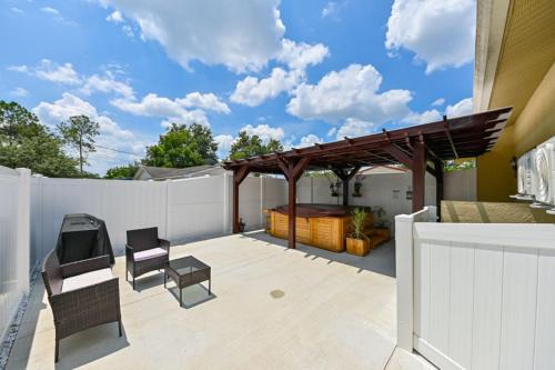 Limona Improvement House | Paradise in Brandon with luxurious 6 person Spa