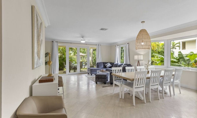 Nassau House | Paradise Island, Family Home, Spacious, Pool, Atlantis.Service and Essentials