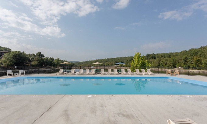 Reeds Spring House | Paradise Lodge 2 Bedroom Home by RedAwning