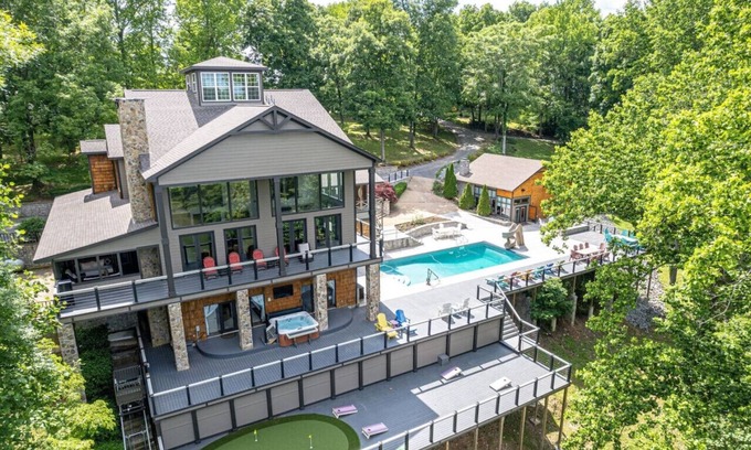 Winchester House | Paradise Resort-Dock, Pool, Hot Tub, Movie Theatre