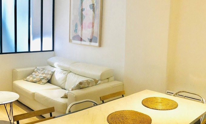 20th Arrondissement Apartment | Paris Centre Mairie du XXe Metro Gambetta