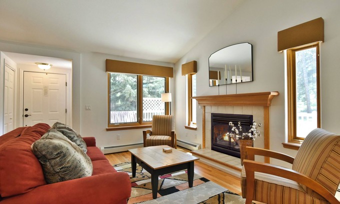 Park Forest Estates House | Park Forest Deer Trail Townhome: Hot Tub, On Shuttle Route