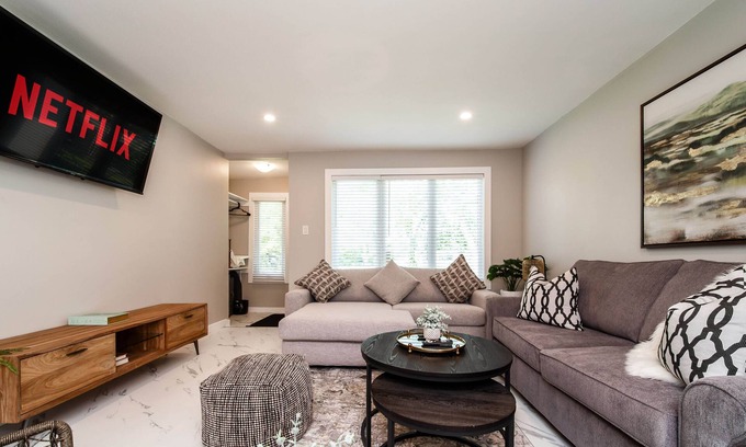 Northeast Edmonton House | Park Life Escape-King Beds-Sleeps 10-Pet Friendly!