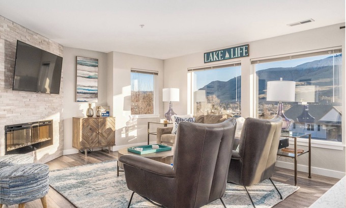 Chelan Condo | Park Pointe C201 - Community Pool/Hot tub