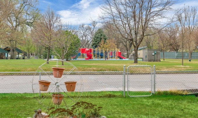 Windsor House | Park Views~Affordable Comfort~Walk to Downtown