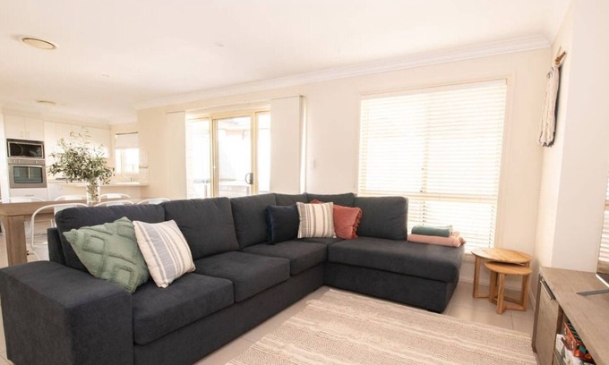 Orange East House | Park Villa | Near CBD, Spacious, Ideal for Work