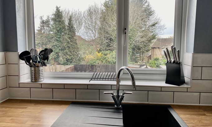 Reading Apartment | Parking for 2 /Garden /Long Stays /Sleeps 5