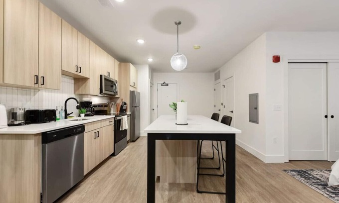 East Liberty Apartment | PARKING+HULU+GYM Near UPMC|Universities|Shopping