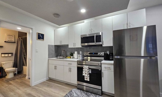 Southwest Edmonton House | Parkside Basement Suite/Netflix, Amazon Prime & Disney