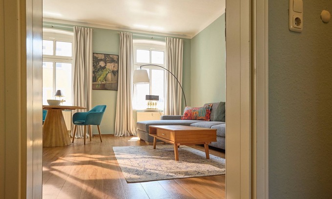 Schwerin Apartment | Parrot in the old town of Schwerin - ABC569