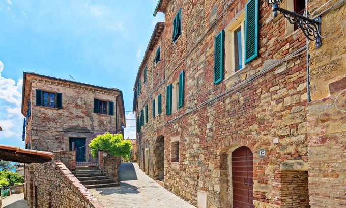Montecastelli House | Part of a large house in the center of Monte Castelli Pisano