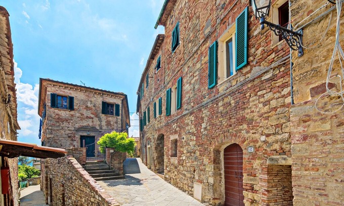 Montecastelli House | Part of a large house in the center of Monte Castelli Pisano