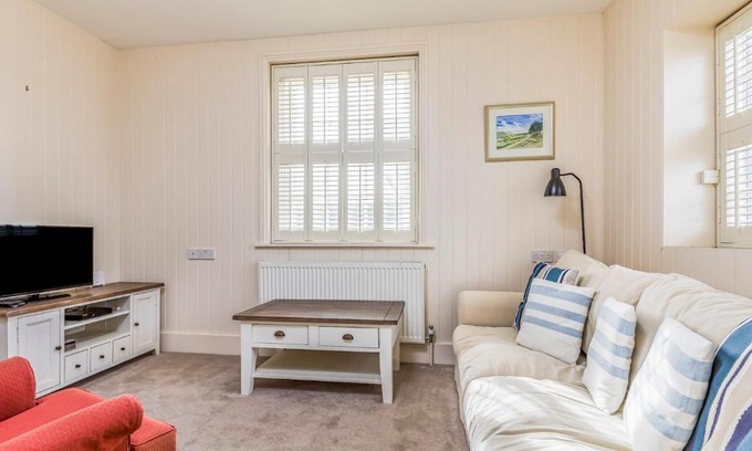 Selsey House | Pass the Keys Charming Old Coastguards Cottage