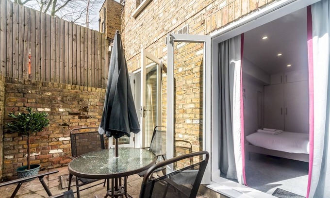 Northcote Apartment | Pass the Keys | Cozy 2BR with patio 15 mins to Wimbledon Tennis