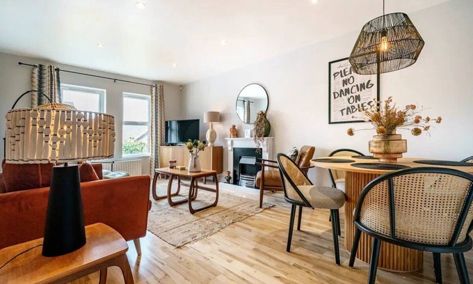 Queens Quarter Apartment | Pass the Keys | Luxury Retreat | Cafes and Shopping | Queens Uni