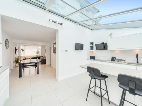 Oxford House | Pass the Keys Modern 4 Bed inc. Garden Room Parking - Oxford