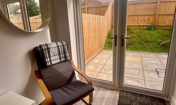 Totnes Apartment | Pass the Keys | Modern, central 1-bed flat free on-site parking