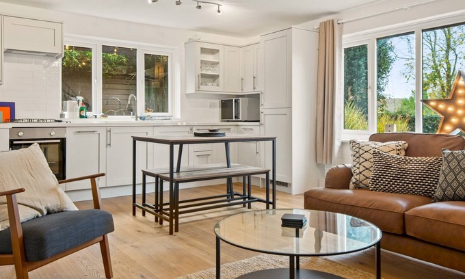 Preston House | Pass the Keys | Newly Refurbished Annex with Parking and Pool