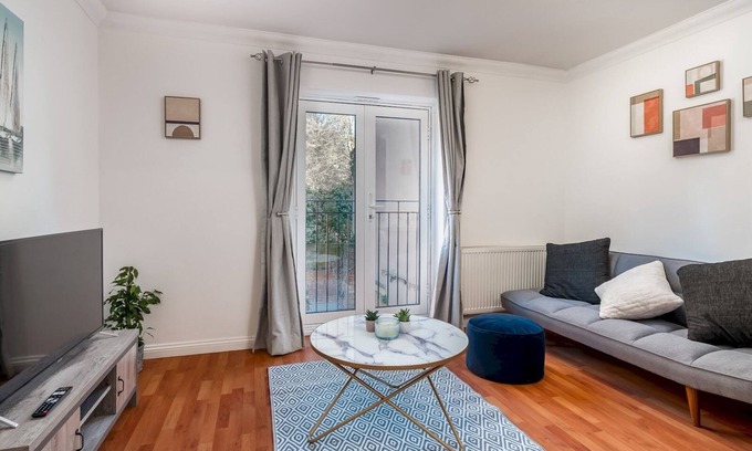 Rickmansworth Apartment | Pass the Keys | Stylish Cosy and Central 1 Bed Flat with Parking