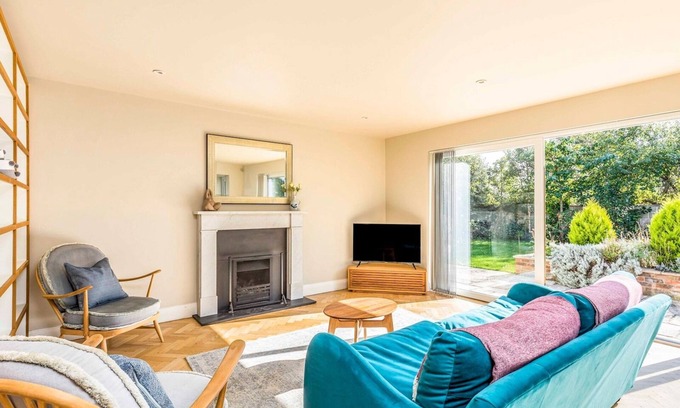 West Wittering House | Pass the Keys | Stylish and fresh 4 bed beach house with garden