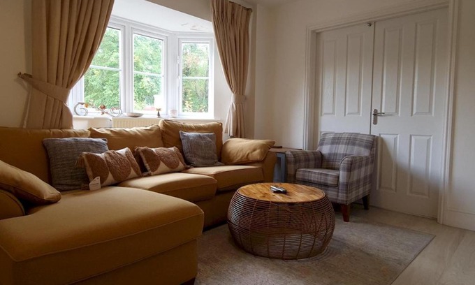 Birmingham House | Pass the Keys Well Located Modern 5 Bedroom House