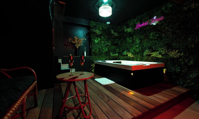 Castanet-Tolosan House | Passion and mystery: a night in a love room and a game of riddles