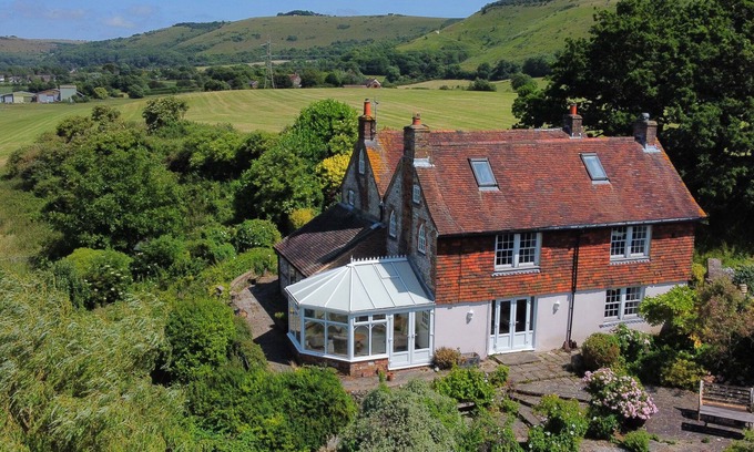 Edburton Cottage | PAYTHORNE FARMHOUSE, pet friendly, with open fire in Upper Beeding