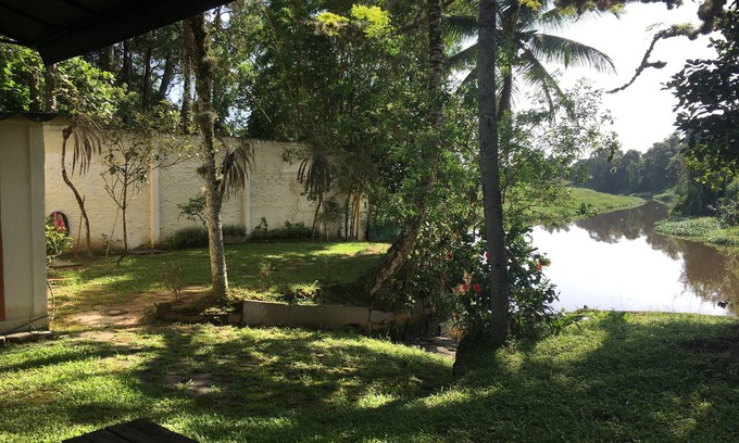 Barranco Alto House | Peace and quiet on the riverfront and close to everything in Caraguá