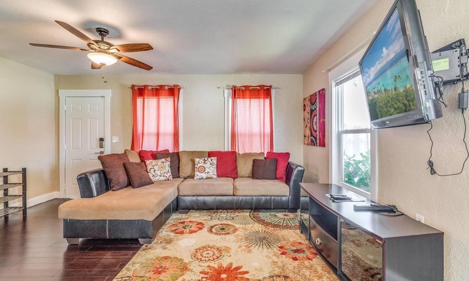 Southwest House | Peaceful 2/1 King home near downtown West Palm Bch & Lake Worth Beach.