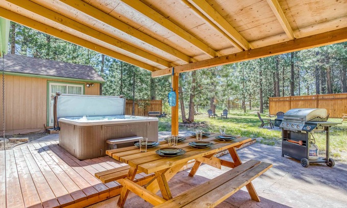 Three Rivers House | Peaceful 3 Bedroom Home Close to Sunriver, Hot Tub and Fenced Yard!