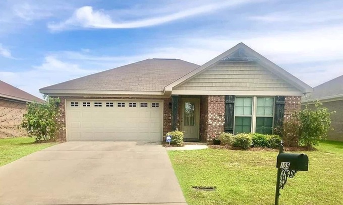 Dothan House | Peaceful 3BR/2BA Hidden Lake Home Near ACOM w/WiFi