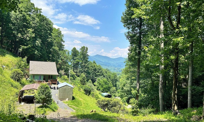 Burnsville Cottage | Peaceful 3BR Forest Retreat with Mountain Views – Perfect for Family Getaways!