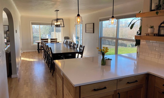 Springfield House | Peaceful 4 Bedroom, 2.5 Bath - Close to Campus + Autzen