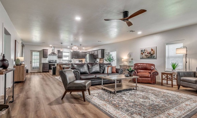 Ada House | Peaceful Acre - Cozy house with beautiful backyard