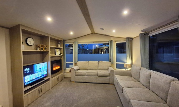 Ringwood House | Peaceful and fun family stay with entertainment, swimming and more. Dogs welcome