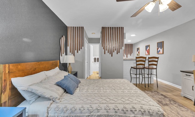 Greenway Plaza-Upper Kirby Apartment | Peaceful and Modern Chic Home in Houston