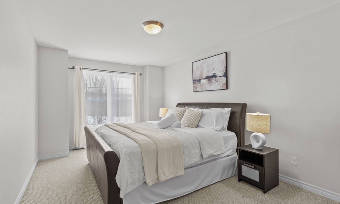 Plateau House | Peaceful and Spacious townhome with King Bed - 15 min from downtown Ottawa