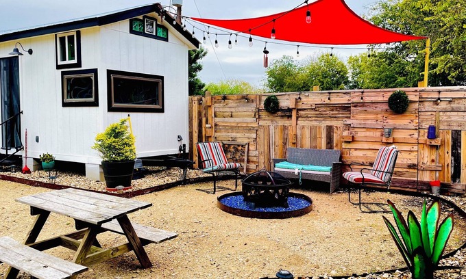 Kyle Cottage | Peaceful Charming Tiny Home