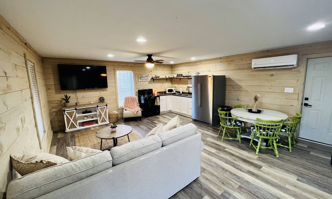 Madison Cabin | Peaceful Cozy Cabin 10 minutes from Historic downtown Madison