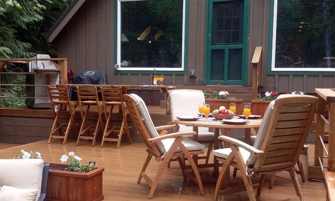 Rhododendron Ski Chalet | -Peaceful Eclectic Cabin, WiFi, Hot tub,pets welcome