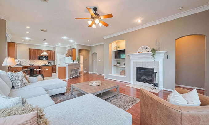 Conroe House | Peaceful Exec Home w Office Near Everything