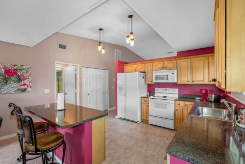 Greater Northdale House | Peaceful Geataway Amazing location near all