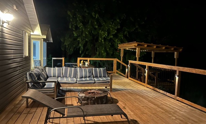 Fanny Bay House | Peaceful home in the trees by the ocean